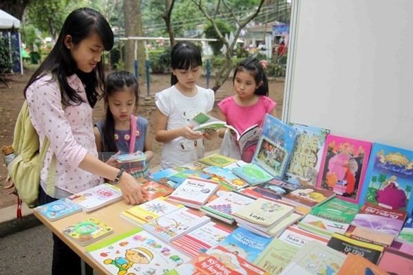 Awards presented to outstanding literature works for children - ảnh 1